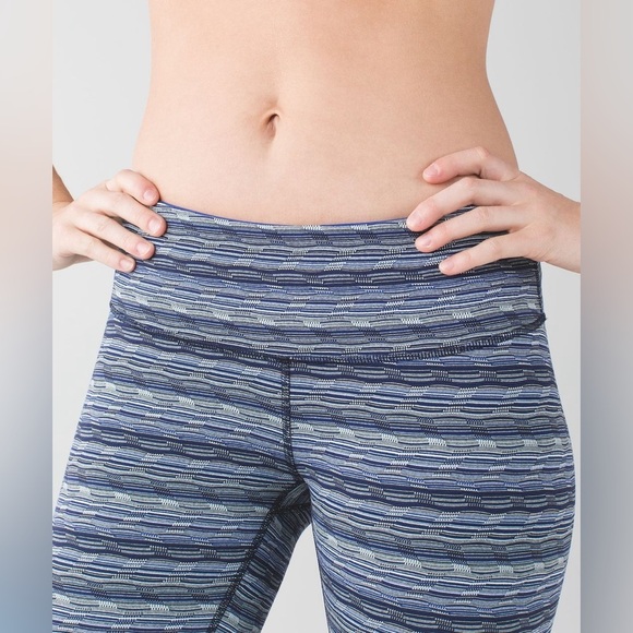 Lululemon Blue white and black Striped cropped capri wunder under Leggings - Picture 4 of 8